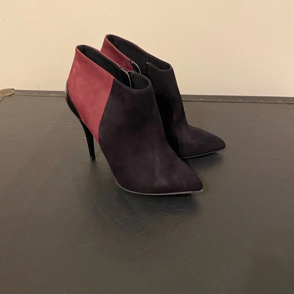 Aldo Shoes - Aldo  Women’s Pointed Toe Leather Ankle Booties Size 8 Black/Burgundy.